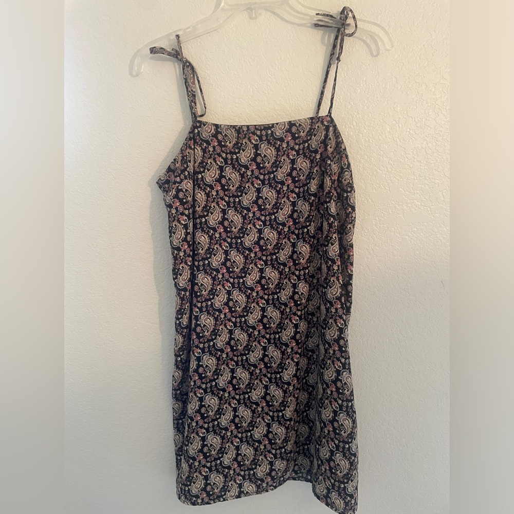 Dee elly paisley print knee length dress in great condition size medium.